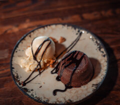 Konoba-kamen-a-la-cart-restoran-restaurant-zadar-crno-grill-cover-jelovnik-rezervacije-reservation-table-booking-desert-cake-čokoladni-sufle