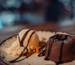Konoba-kamen-a-la-cart-restoran-restaurant-zadar-crno-grill-cover-jelovnik-rezervacije-reservation-table-booking-desert-cake-čokoladni-sufle