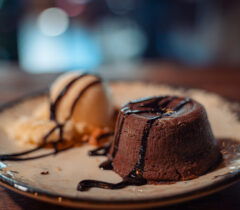 Konoba-kamen-a-la-cart-restoran-restaurant-zadar-crno-grill-cover-jelovnik-rezervacije-reservation-table-booking-desert-cake-čokoladni-sufle