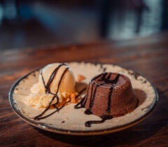 Konoba-kamen-a-la-cart-restoran-restaurant-zadar-crno-grill-cover-jelovnik-rezervacije-reservation-table-booking-desert-cake-čokoladni-sufle