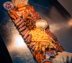 Konoba-kamen-a-la-cart-restoran-restaurant-zadar-crno-grill-cover-jelovnik-rezervacije-reservation-table-booking-plata-za-4-osobe-platter-platte-piatto