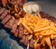 Konoba-kamen-a-la-cart-restoran-restaurant-zadar-crno-grill-cover-jelovnik-rezervacije-reservation-table-booking-plata-za-4-osobe-platter-platte-piatto
