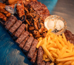 Konoba-kamen-a-la-cart-restoran-restaurant-zadar-crno-grill-cover-jelovnik-rezervacije-reservation-table-booking-plata-za-4-osobe-platter-platte-piatto