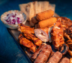Konoba-kamen-a-la-cart-restoran-restaurant-zadar-crno-grill-cover-jelovnik-rezervacije-reservation-table-booking-plata-za-4-osobe-platter-platte-piatto