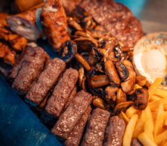 Konoba-kamen-a-la-cart-restoran-restaurant-zadar-crno-grill-cover-jelovnik-rezervacije-reservation-table-booking-plata-za-4-osobe-platter-platte-piatto