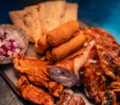 Konoba-kamen-a-la-cart-restoran-restaurant-zadar-crno-grill-cover-jelovnik-rezervacije-reservation-table-booking-plata-za-4-osobe-platter-platte-piatto