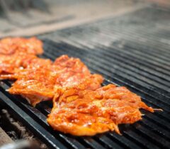 Konoba-kamen-a-la-cart-restoran-restaurant-zadar-crno-grill-cover-jelovnik-rezervacije-reservation-table-booking-Otkošteni-pileći-batak-zabatak