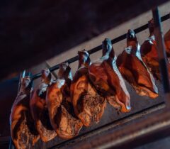 Konoba-kamen-a-la-cart-restoran-restaurant-zadar-crno-grill-cover-jelovnik-rezervacije-reservation-table-booking-pršut-mladi