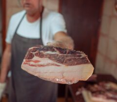 Konoba-kamen-a-la-cart-restoran-restaurant-zadar-crno-grill-cover-jelovnik-rezervacije-reservation-table-booking-pršut-mladi