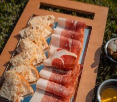 Konoba-kamen-a-la-cart-restoran-restaurant-zadar-crno-grill-cover-jelovnik-rezervacije-reservation-table-booking-pršut-mladi