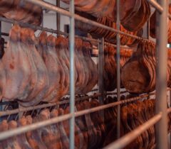 Konoba-kamen-a-la-cart-restoran-restaurant-zadar-crno-grill-cover-jelovnik-rezervacije-reservation-table-booking-pršut-mladi