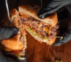 Konoba-kamen-a-la-cart-restoran-restaurant-zadar-crno-grill-cover-jelovnik-rezervacije-reservation-table-booking-skak-burger