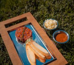 Konoba-kamen-a-la-cart-restoran-restaurant-zadar-crno-grill-cover-jelovnik-rezervacije-reservation-table-booking-tatarski-biftek-beef