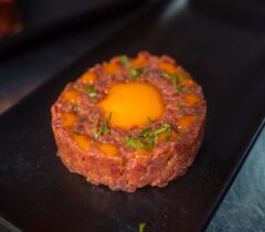 Konoba-kamen-a-la-cart-restoran-restaurant-zadar-crno-grill-cover-jelovnik-rezervacije-reservation-table-booking-tatarski-biftek-beef