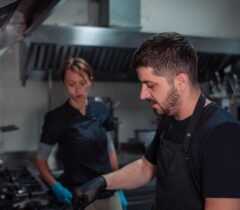 Konoba-kamen-a-la-cart-restoran-restaurant-zadar-crno-grill-cover-jelovnik-rezervacije-reservation-table-booking-umak-umaci-papar