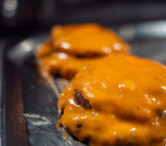 Konoba-kamen-a-la-cart-restoran-restaurant-zadar-crno-grill-cover-jelovnik-rezervacije-reservation-table-booking-skak-burger