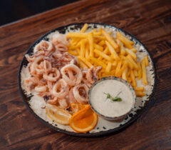 Konoba-kamen-a-la-cart-restoran-restaurant-zadar-crno-grill-cover-jelovnik-rezervacije-reservation-table-booking-Pržena-jadranska-lignje-lignja-kolutići
