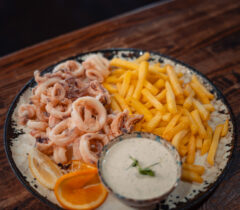 Konoba-kamen-a-la-cart-restoran-restaurant-zadar-crno-grill-cover-jelovnik-rezervacije-reservation-table-booking-Pržena-jadranska-lignje-lignja-kolutići