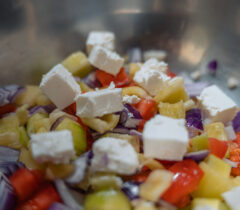 Konoba-kamen-a-la-cart-restoran-restaurant-zadar-crno-grill-cover-jelovnik-rezervacije-reservation-table-booking-salata-salad-sopska-shopska