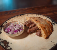 Konoba-kamen-a-la-cart-restoran-restaurant-zadar-crno-grill-cover-jelovnik-rezervacije-reservation-table-booking-Juneći-ćevapi-veliki-mali