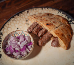 Konoba-kamen-a-la-cart-restoran-restaurant-zadar-crno-grill-cover-jelovnik-rezervacije-reservation-table-booking-Juneći-ćevapi-veliki-mali