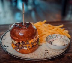Konoba-kamen-a-la-cart-restoran-restaurant-zadar-crno-grill-cover-jelovnik-rezervacije-reservation-table-booking-skak-burger