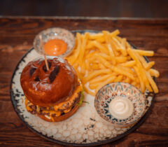 Konoba-kamen-a-la-cart-restoran-restaurant-zadar-crno-grill-cover-jelovnik-rezervacije-reservation-table-booking-skak-burger