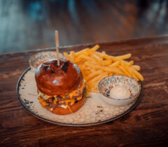 Konoba-kamen-a-la-cart-restoran-restaurant-zadar-crno-grill-cover-jelovnik-rezervacije-reservation-table-booking-skak-burger