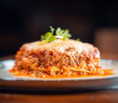 Konoba-kamen-a-la-cart-restoran-restaurant-zadar-crno-grill-cover-jelovnik-rezervacije-reservation-table-booking-baby-lasagna-lasagne-lasagna-lazanje